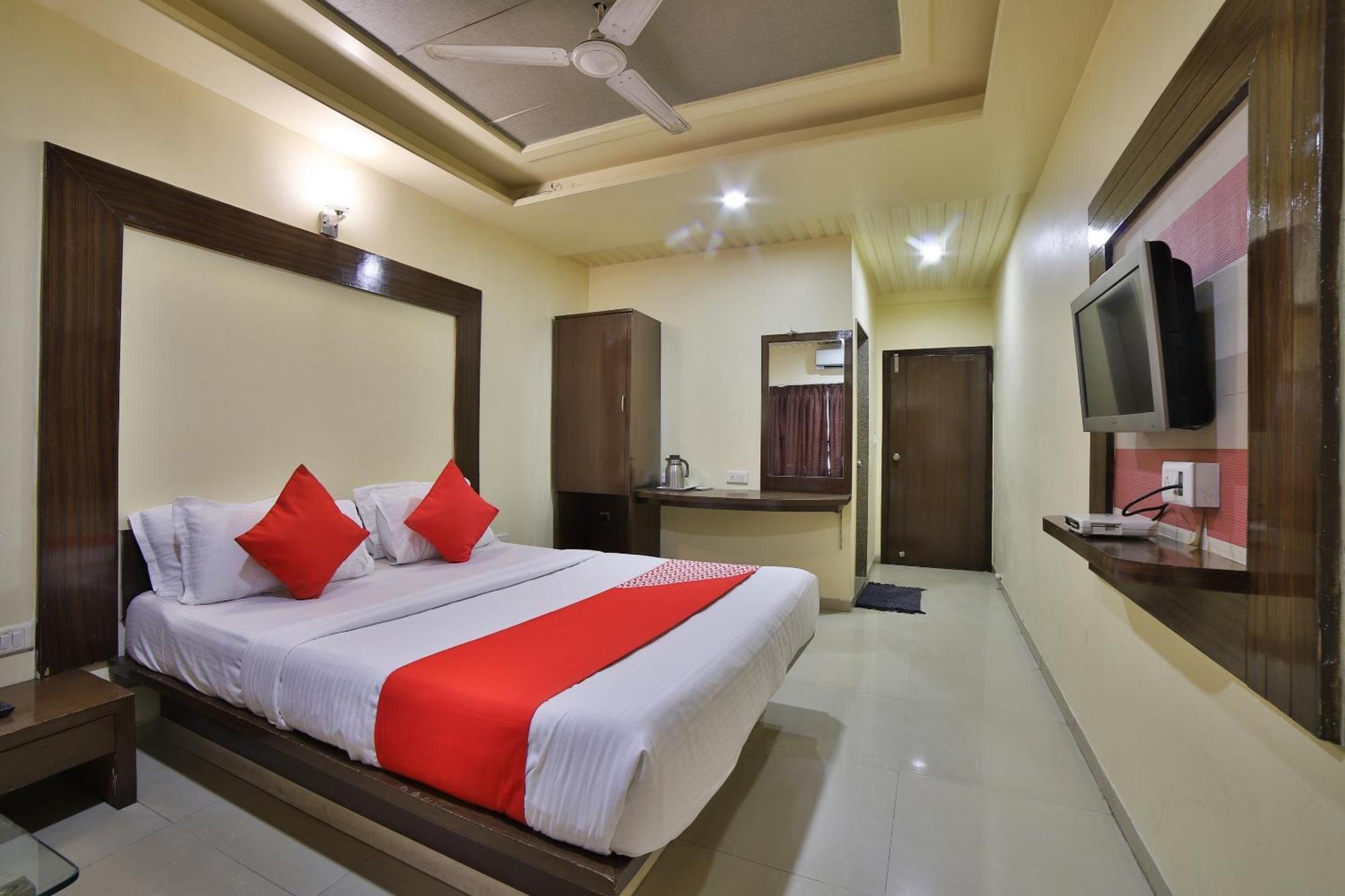 Capital O Kalash Residency Ahmedabad Exterior photo