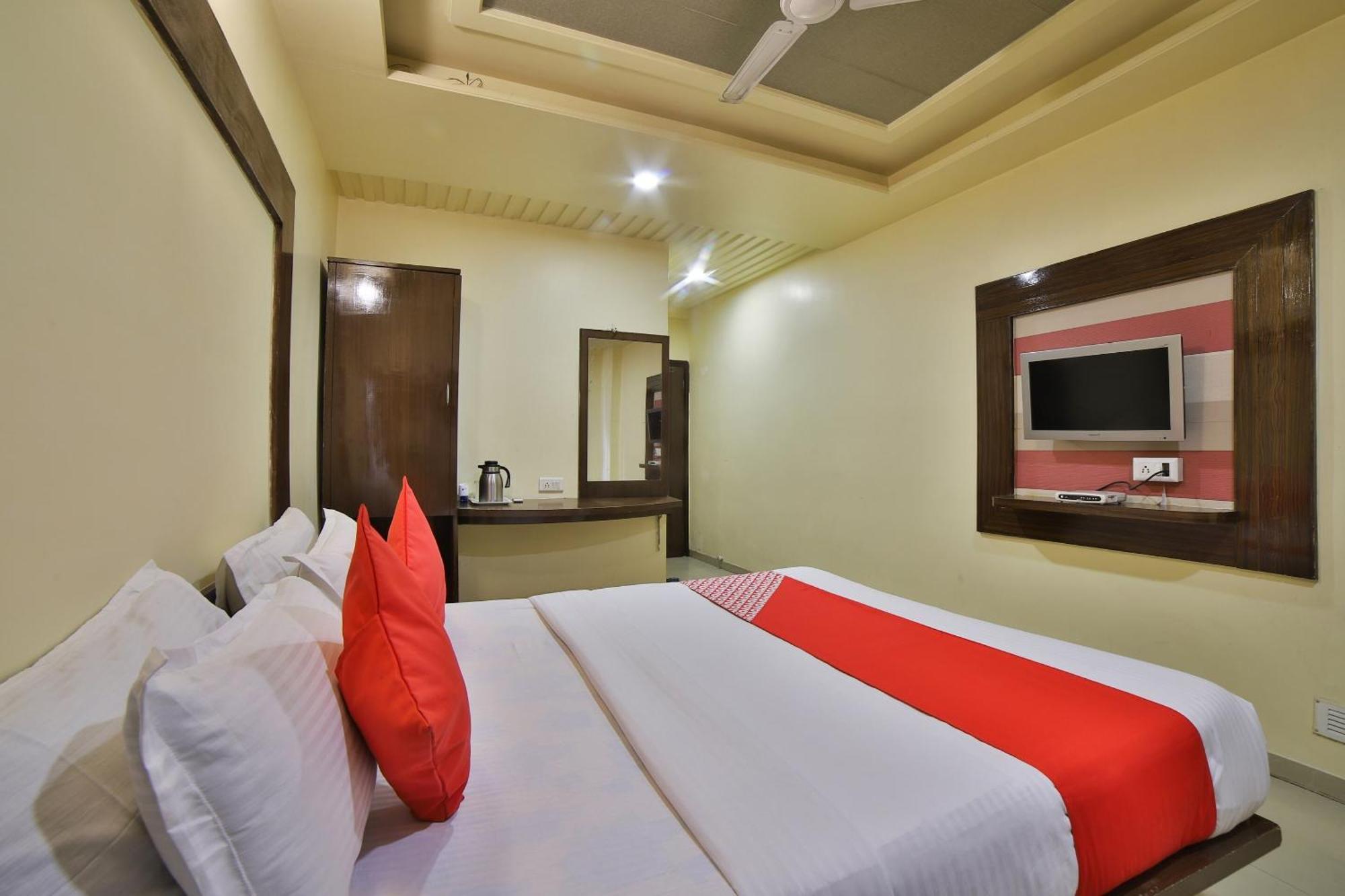 Capital O Kalash Residency Ahmedabad Exterior photo