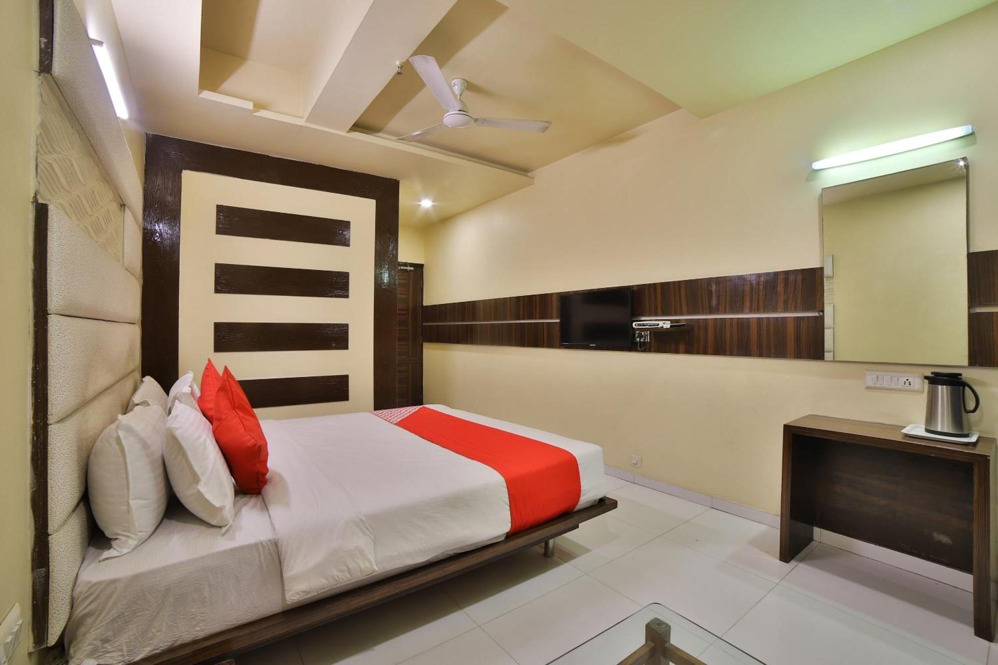 Capital O Kalash Residency Ahmedabad Exterior photo